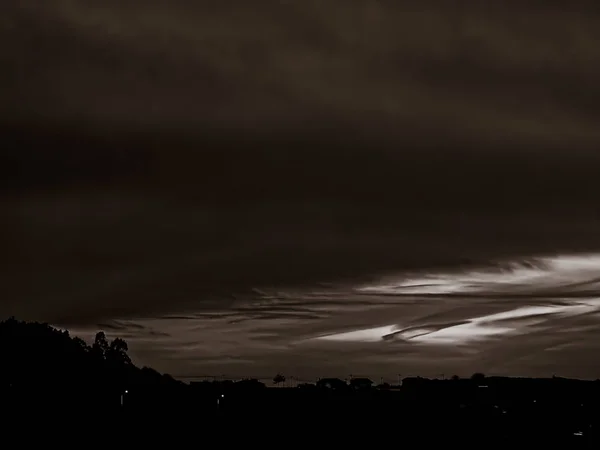 Krajina Noci Osvětlenou Oblohou — Stock fotografie