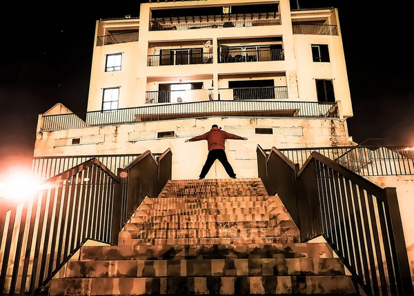 Hombre Con Chaqueta Roja Las Escaleras Noche — Foto de Stock