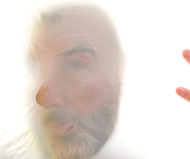 Farklı dönüşümler geçiren bir adamın yüzü          