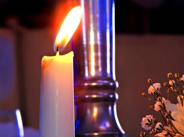 Festliche Dekoration Mit Brennender Kerze — Stockfoto