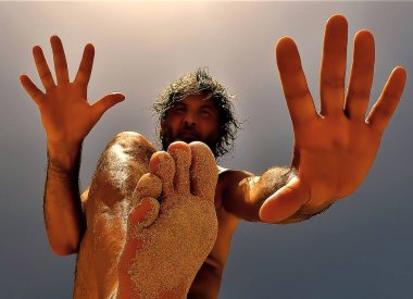 İki el ve bir bacak gösteren adam