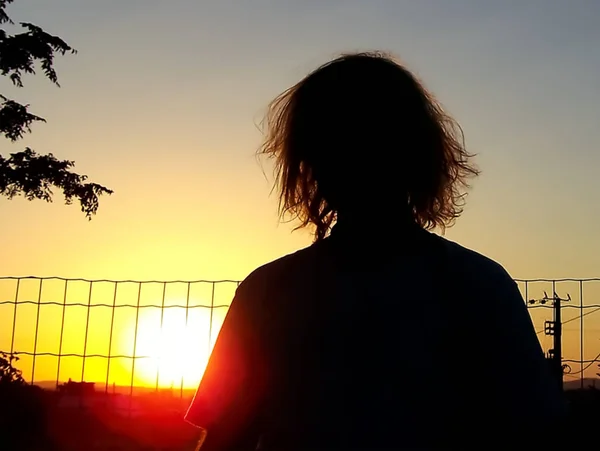 Μακρυμάλλης Άνθρωπος Στο Ηλιοβασίλεμα — Φωτογραφία Αρχείου