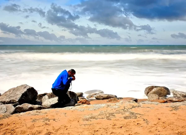Ένας Φωτογράφος Ένα Μπλε Μπλουζάκι Στην Παραλία — Φωτογραφία Αρχείου