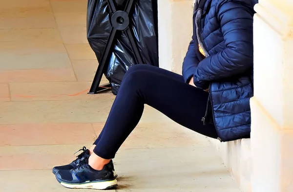 Una Mujer Vestida Negro Descansando Junto Una Pared —  Fotos de Stock