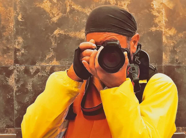 Fotógrafo Com Casaco Amarelo Fotografando — Fotografia de Stock