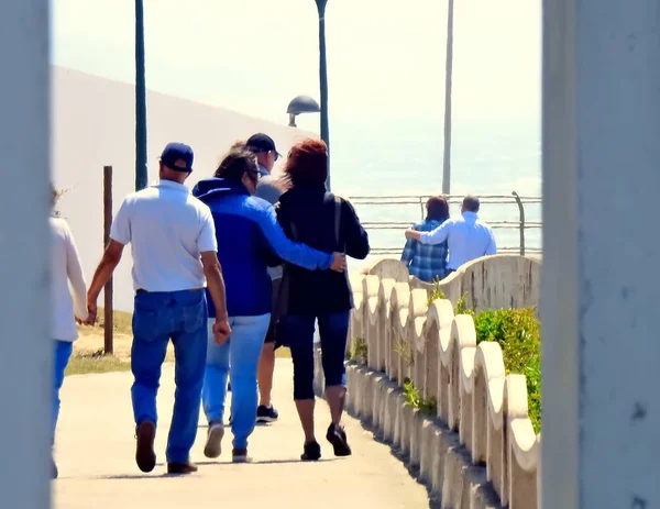 Grupo Pessoas Caminhando Penhasco — Fotografia de Stock