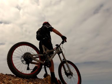 Bisikleti ile bir bisikletçi silueti