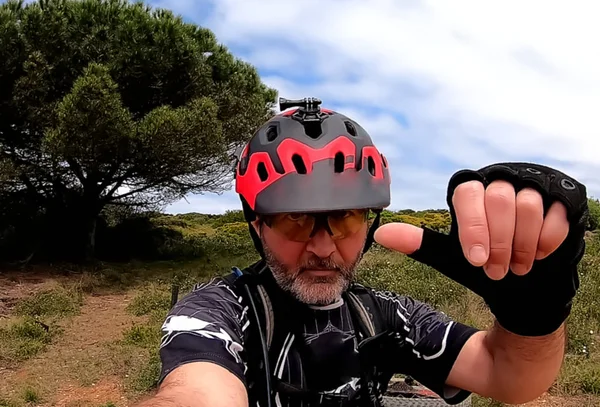 Retrato Ciclista Insinuando Que Tudo Está Bem — Fotografia de Stock