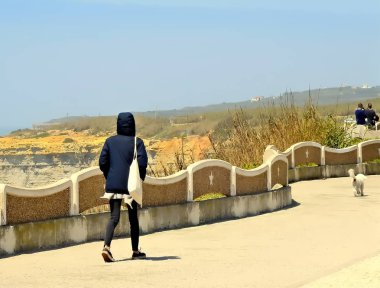 Siyah ceket ve kapüşonlu genç