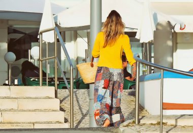 Uzun ve renkli etekli kadın