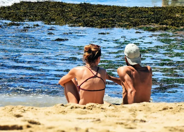 一个男孩和一个女孩在海边说话 — 图库照片