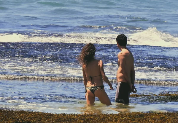 一个男人和一个女人看着大海 — 图库照片