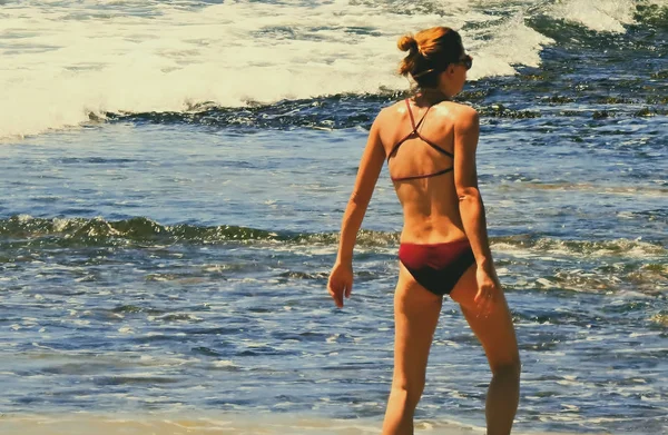 Frau Mit Rotem Bikini Strand Geschlossen — Stockfoto