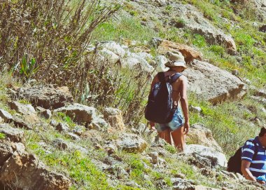 Sahile inen insanlar