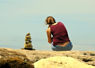 Kırmızı tişörtlü genç taş atıyor.