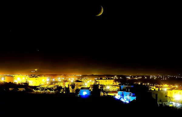 街のライトで夜のシルエット — ストック写真