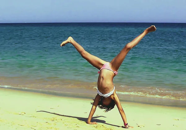 Дівчинка Робить Гімнастику Пляжі — стокове фото