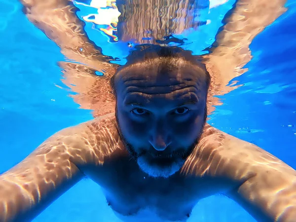 Homem Fazendo Sua Selfie Debaixo Água — Fotografia de Stock