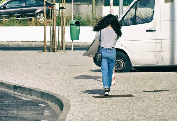 通りを歩く若い学生 — ストック写真