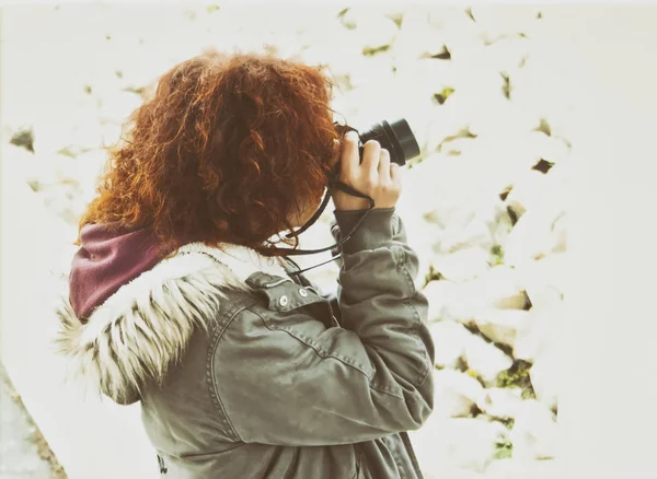 Uma Mulher Ruiva Fotografar Algo — Fotografia de Stock
