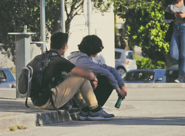 Dos Estudiantes Mirando Una Chica — Foto de Stock