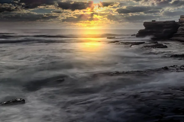 Sonne Bei Sonnenuntergang Die Sich Wasser Des Ozeans Spiegelt — Stockfoto