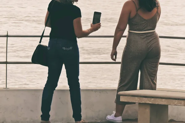 Дві Жінки Мобільним — стокове фото