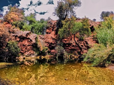 Bulutlu bir su gölü ile dramatik sahne