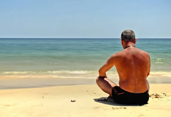 Mâle Adulte Debout Sur Sable Contemplant Mer — Photo