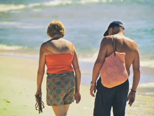 Old Couple Walking Beach — Stock Photo, Image