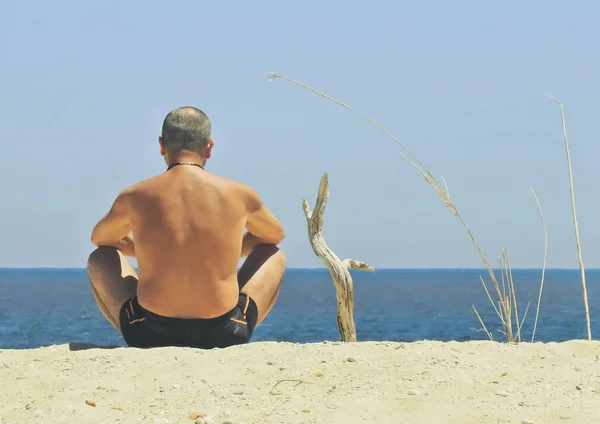 Homem Sentado Areia Olhando Para Mar — Fotografia de Stock