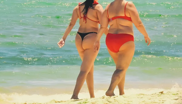 Two Women Walking Beach — Stock Photo, Image