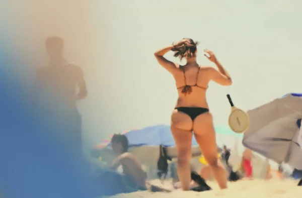 Giovane Donna Che Indossa Capelli Sulla Spiaggia — Foto Stock