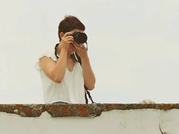 Uma Mulher Fotógrafa Com Uma Blusa Branca — Fotografia de Stock