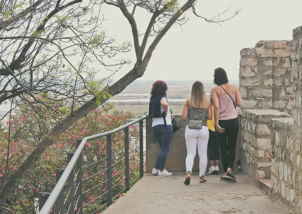 Tre Donne Che Guardano Panorama Delle Rovine Della Città — Foto Stock