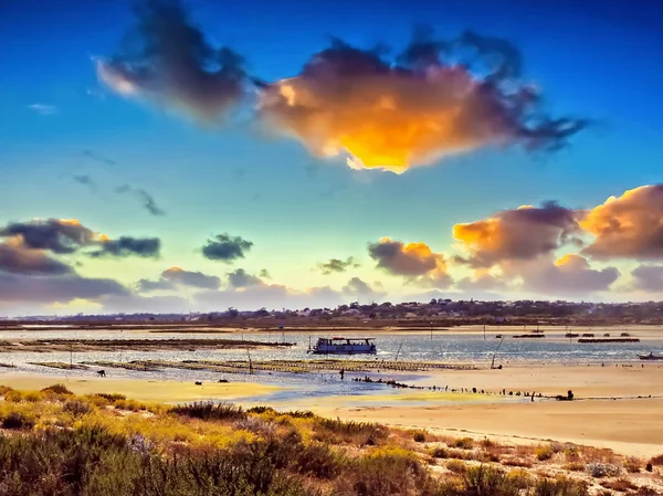 Paisagem Algarvia Com Barco Indo Para Cidade — Fotografia de Stock