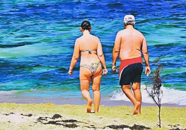 一个男人和一个女人沿着大海行走 — 图库照片