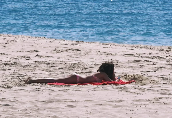 Une Fille Allongée Sur Sable Dans Lumière Matin — Photo