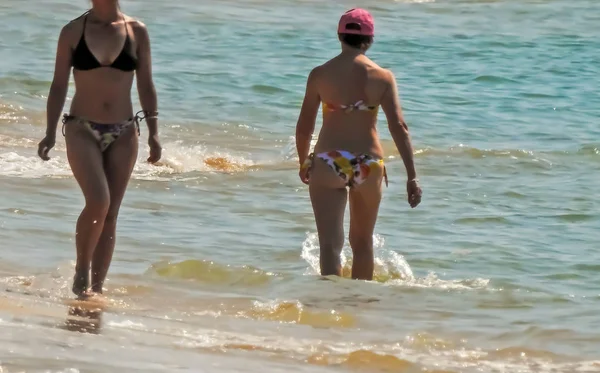 Zwei Frauen Gehen Durch Das Wasser — Stockfoto