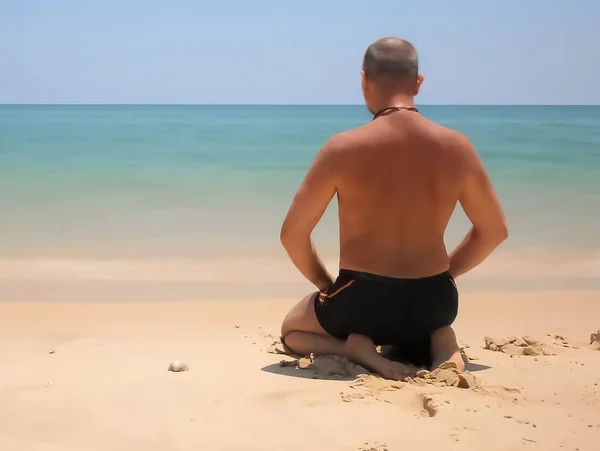 Homme Méditant Position Yoga Sur Bord Mer — Photo