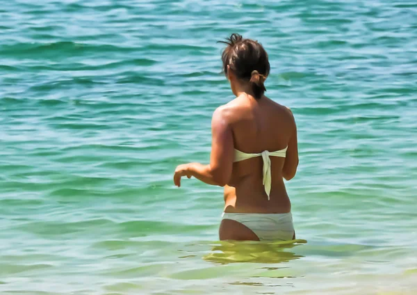 Frau Weißen Bikini Steht Mit Erhobenen Armen Wasser — Stockfoto