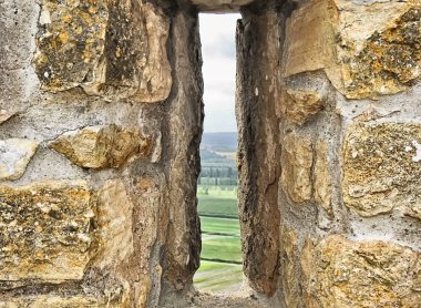 Duvardan dar bir pencereden görünüm