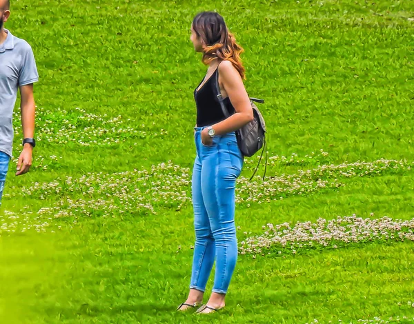 Chica Jeans Camisa Negra Con Mochila Hierba Verde —  Fotos de Stock