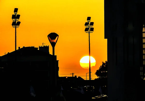 Die Untergehende Sonne Der Stadt Zwischen Den Häuserblocks — Stockfoto