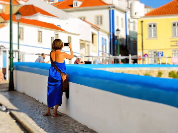 Mulher Vestido Azul Perto Uma Parede Azul Fazendo Fotos Com — Fotografia de Stock