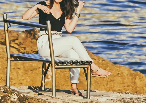 Young Woman White Pants Black Shirt Iron Bench — Stock Photo, Image