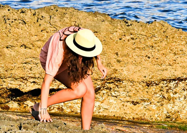 Молодая Женщина Розовом Шляпой Среди Камней Берегу Моря — стоковое фото