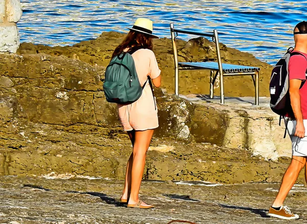 Jovem Mulher Rosa Com Chapéu Mochila Praia — Fotografia de Stock