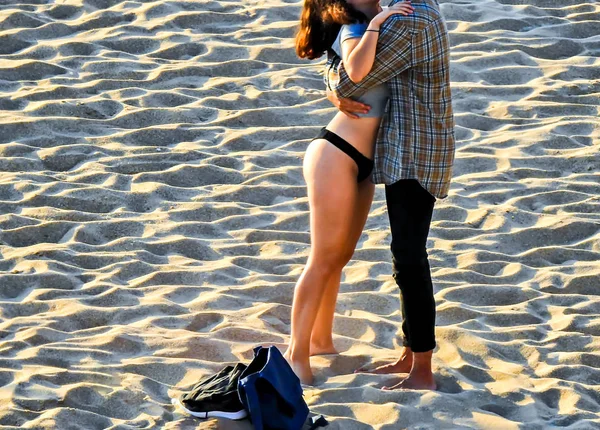 在海滩呆了一天后 年轻的恋爱中情人拥抱在一起 — 图库照片