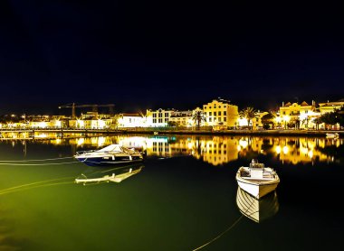 Tavira şehri gece Gilao nehrine yansıdı.